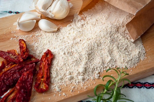Einkorn Flour with Dried Tomatoes and Garlic